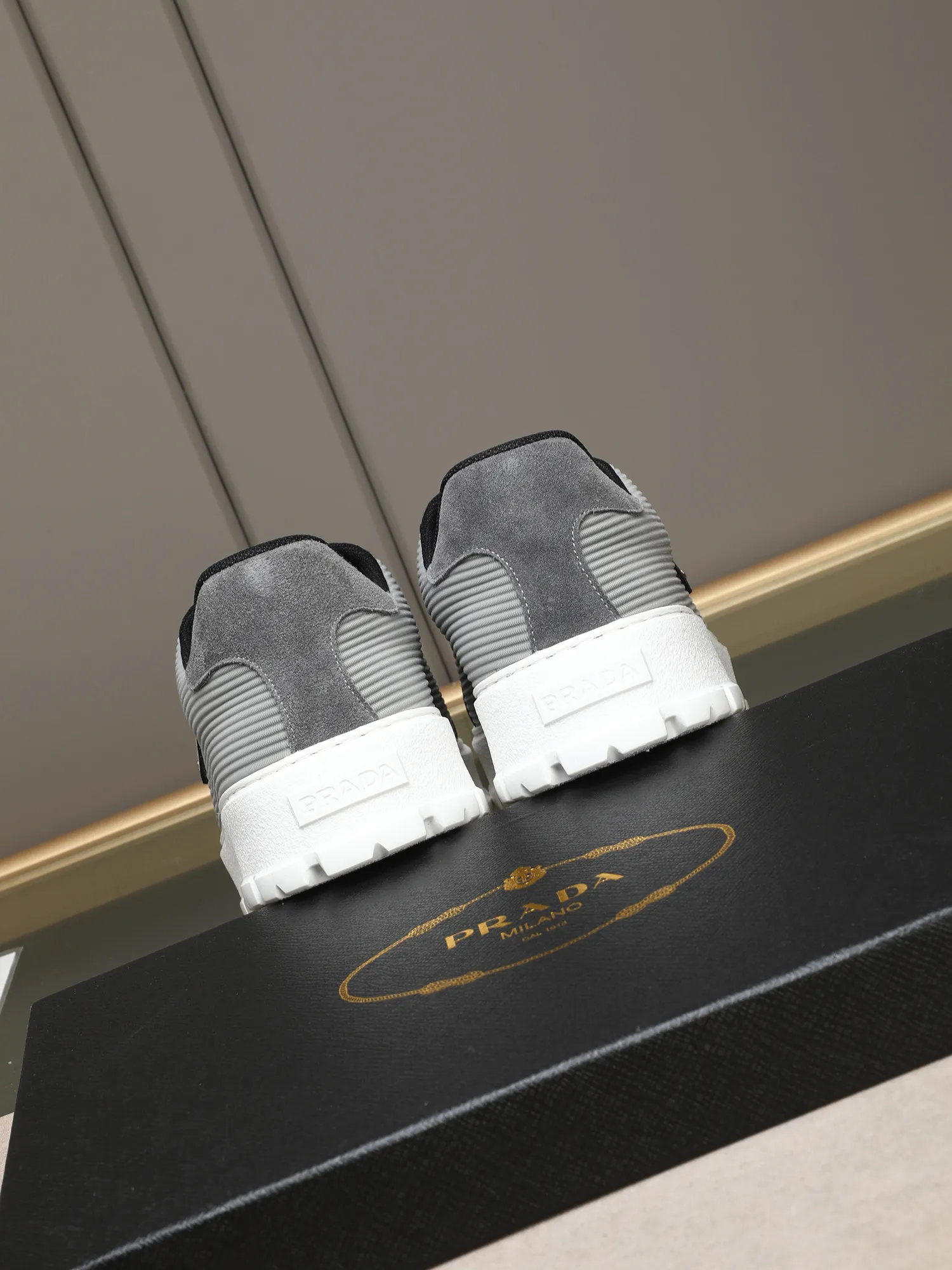 Men's Men's Shoes 💰440 Prada/Prada Men's new casual shoes, this sports shoe is made of imported calfskin upper with breathable mesh and breathable mesh lining. The foot pads are made of sheepskin, and the outsole is made of non-slip sports exclusive rubber outsole with logo. It feels good on the feet and is a fashionable item! Size: 38-44 (45 customized)